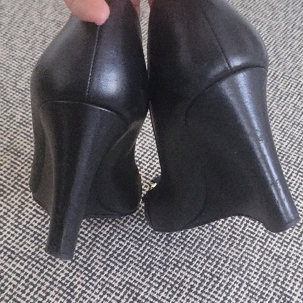 Gucci Black Platform Shoes with Elegant Design - Picture 5 of 10